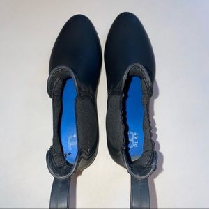 Womens Size 7 Waterproof Lightweight Black Boot / slightly worn